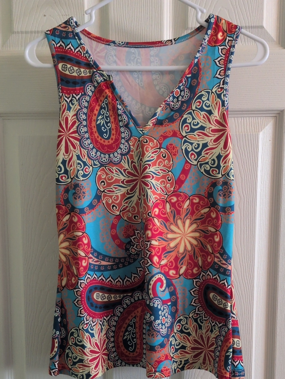 Sleeveless V-Neck Paisley Floral Tank Top – Blue & Coral